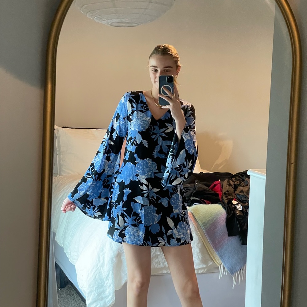 Bell sleeve floral mini dress!!! Perfect 70s vibes!!!
